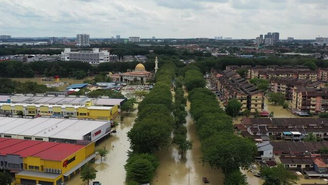 Aerial view of the north Selangor flood following heavy rainfall. Taman Sri Muda was one of the areas worst hit by floods.