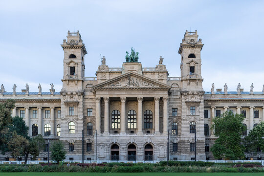 Front on shot of Igazs&aacute;g&uuml;gyi palota (Budapest, Kossuth Lajos t&eacute;r) in Budapest, Hungary at dusk 