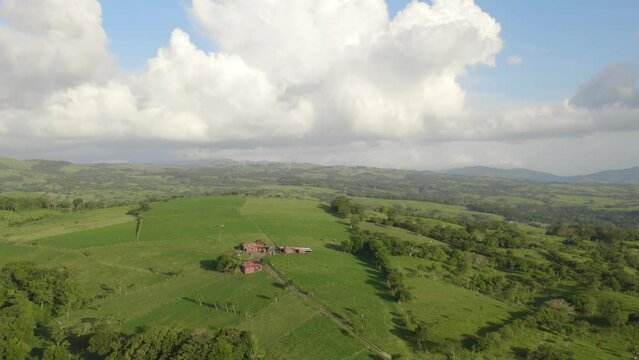 Toma a&eacute;rea del parque e&oacute;lico (e&oacute;licas) de Tilar&aacute;n, las monta&ntilde;as de Tilar&aacute;n y una lecher&iacute;a en Tilar&aacute;n de Guanacaste Costa Rica  en el atardecer de un d&iacute;a soleado