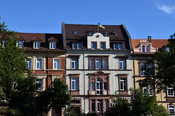 Fototapeta na wymiar Altbauten an der B31 in Freiburg