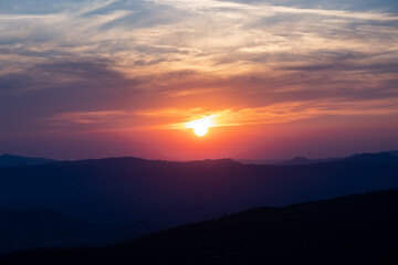 Coucher de soleil entre mer et montagnes