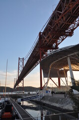 Fototapeta na wymiar Doca de Sante Amaro et Ponte 25 de Abril Lisbonne