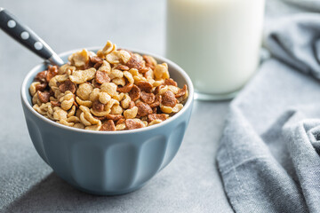 Breakfast cereal flakes in bowl.