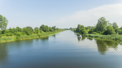 Fototapeta na wymiar Łódka na rzece