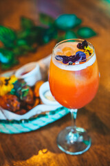 cocktails en ciudad y montañas