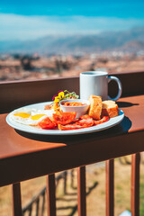 desayuno en ciudad y montañas 