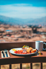 desayuno en ciudad y montañas 