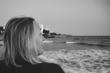 Fototapeta Morze, plaża, wiatr we włosach i oczekiwanie na zachód słońca obraz