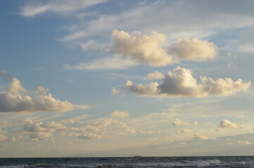 Fototapeta na wymiar Chmury nad morzem o poranku