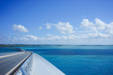 Obraz na płótnie Canvas 沖縄の離島 宮古島 日本の絶景、伊良部大橋から夏の海と空の風景