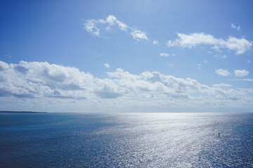 Naklejka na ściany i meble 沖縄の離島 宮古島 日本の絶景、伊良部大橋から夏の海と空の風景