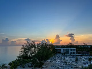 Crédence de cuisine en verre imprimé Plage de Seven Mile, Grand Cayman An aerial view of Cemetery Beach on Seven Mile Beach in Grand Cayman Island with a beautiful sunset.