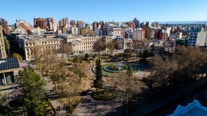 Palacio de Justicia Córdoba Argentina y la plaza con su fuente de agua. Rata Liendo Producciones