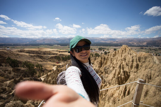 mujer turista sonriendo haciendo un selfie en un lugar turistico de america del sur (montaña). Concepto de viajes, turismo y estilo de vida.