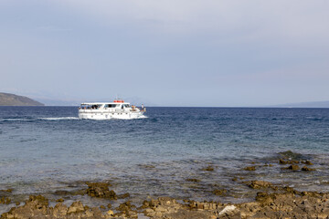 ein motorboot auf dem Wasser in Portugal an der Küste