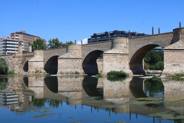 Fototapeta na wymiar Puente de piedra