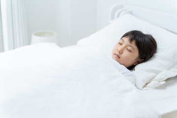 寝室でお昼寝をする女の子