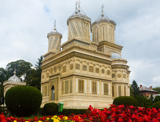 Obraz premium Cathedral in Curtea de Arges is architectural landmark outdoors.