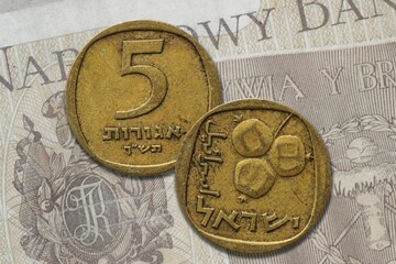 Israeli shekel coin obverse and reverse on banknote - obrazy, fototapety, plakaty