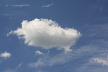 Nube blanca sobre cielo azul