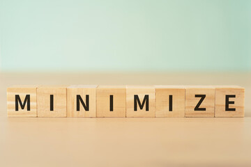最小化・最小限のイメージ｜「MINIMIZE」と書かれたブロック
