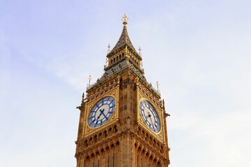 Low-angle shot of the Big Ben clock in London with a skyscape in the background