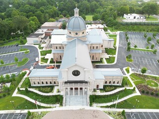 Aerial shot of Cathedral of the Most Sacred Heart of Jesus in Knoxville, Tennessee, USA © Wirestock Creators