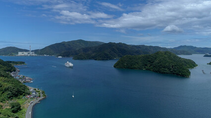 Obraz premium 舞鶴湾とクルーズ船