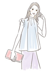 夏服を着て外出する笑顔の女性