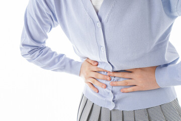 腹痛に苦しむ若い女性