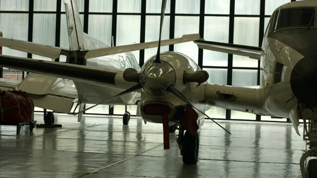 Hangar con aviones y helicopteros