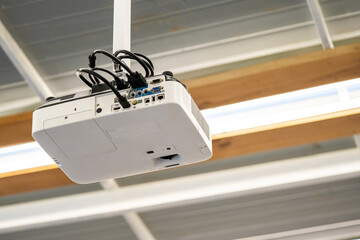 White Projector Hang it on the ceiling in the middle of the meeting room.