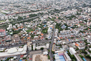 Obraz premium Aerial view of a large city There are many houses arranged in proportions which have a road cut through and a little green area.