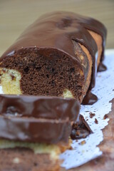 Budin marmolado, vainilla, chocolate, baño, liquido, derretido, cortado , porciones, primer plano, , masa, dulce, suave, sabroso, preparacion, pasteleria, merienda, desayuno, te , café, mate , beber,