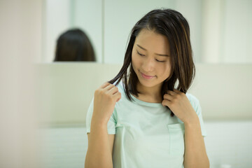 Obraz premium 髪を触る若い女性