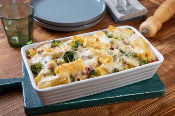 pasta al forno con broccoli - 523966840