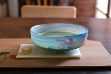 古民家、ガラスの器と抹茶