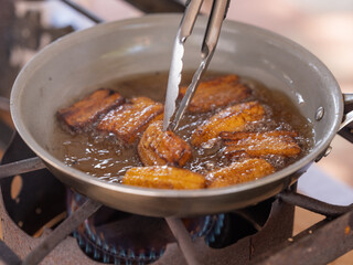 Close-up image of plantains frying in a pan  © INDÍGENA