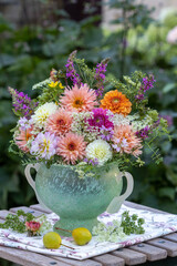 Arrangement mit Blumenstrauß mit Dahlien, Wilden Möhren und Wiesensalbei im Garten