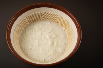 すり鉢ですった新鮮な長いもと、すりこぎ棒のクローズアップ