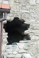 dziura w kamiennym murze