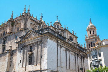 Esquina sur de la catedral renacentista de estilo barroco y neoclásico de la ciudad de Jaén, España