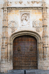 Pórtico y entrada del siglo XVI a la iglesia de santa María Magdalena en la ciudad de Jaén, España