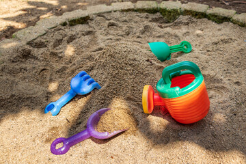 公園の砂場と子供用の遊び道具 - obrazy, fototapety, plakaty