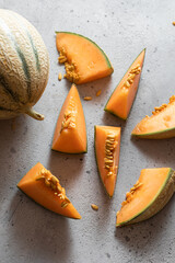 Tranches de melon frais coupé avec graines