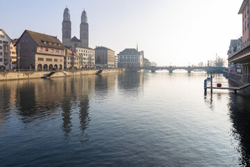 Obraz premium Blick auf die Altstadt, Kirche Grossmünster, Limmat in Zürich, Nebel, Herbst, diffuses Licht