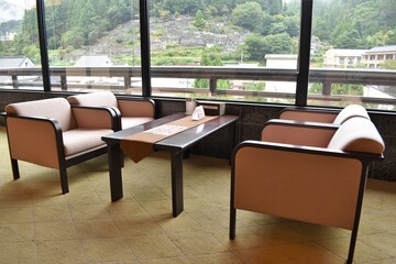 湯村温泉、ホテル、ラウンジ、テーブル、椅子