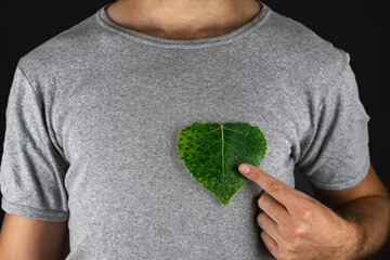 Umweltschutz, Mann mit grünen Blatt auf der Brust
