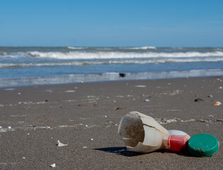 Fototapeta na wymiar Plastikmüll im Sand am Meer