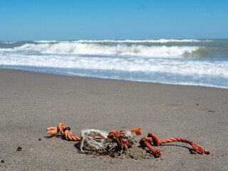 Fischernetze Müll Plastik am Strand